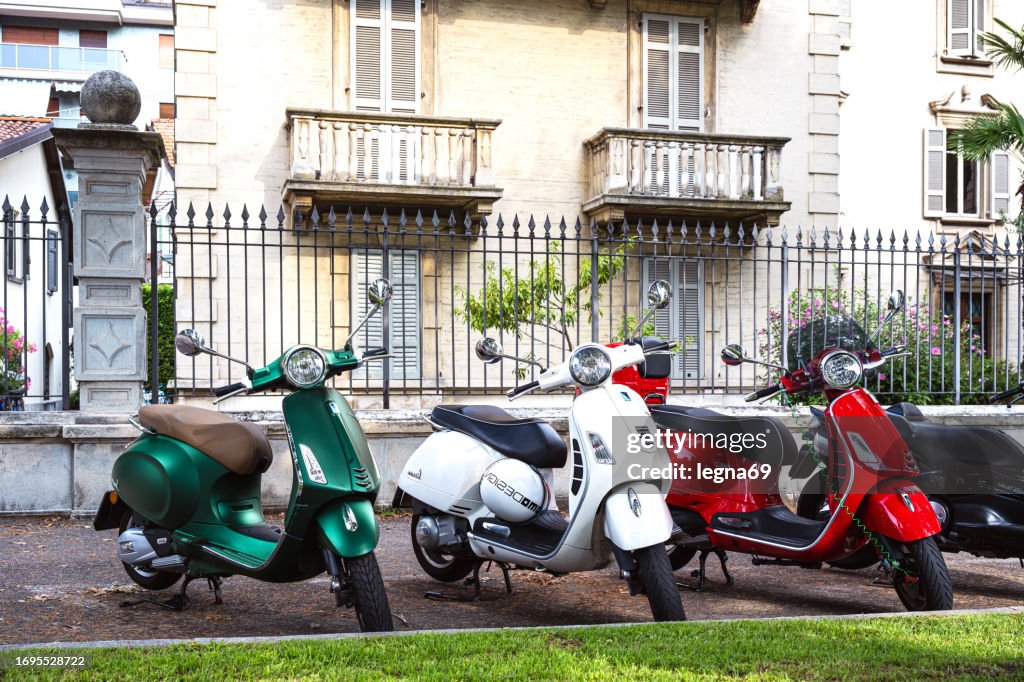 Italien : Vespa in den Farben der italienischen Flagge