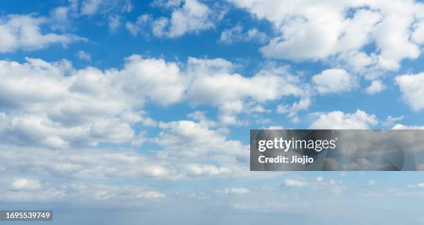 cloudy sky - paisaje con nubes fotografías e imágenes de stock