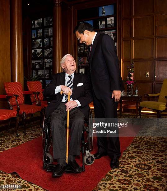 Chinese Prime Minister Li Keqiang meets former German Chancellor Helmut Schmidt in the smoking lounge at InterContinental Berlin Hotel on May 27,...