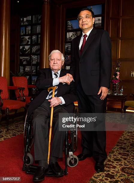 Chinese Prime Minister Li Keqiang meets former German Chancellor Helmut Schmidt in the smoking lounge at InterContinental Berlin Hotel on May 27,...