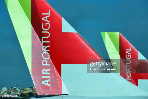 p for portugal and rudder to starboard - two tap air portugal aircraft at lisbon airport aka humberto delgado airport, lisbon, portugal - vertical stabilizer 個照片及圖片檔