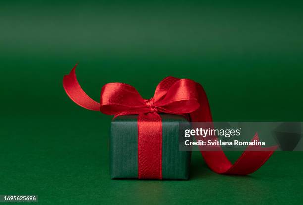 gift box on green background - goodie bag stock pictures, royalty-free photos & images