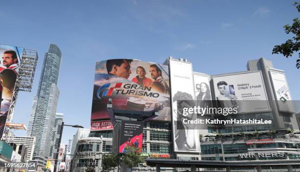 カナダ、トロントのテナーでのコマーシャルサイン - yonge street ストックフォトと画像