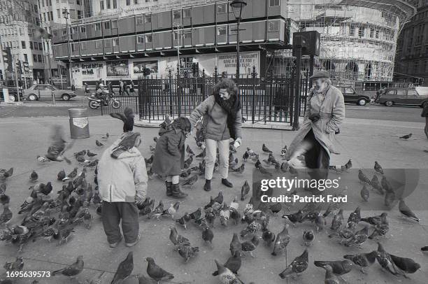 Family play with pigeons in Trafalgar Square, London England 1985 .