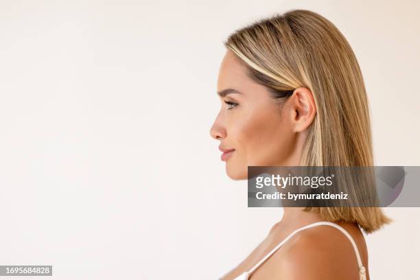 profilo laterale della donna - chirurgia estetica donna foto e immagini stock