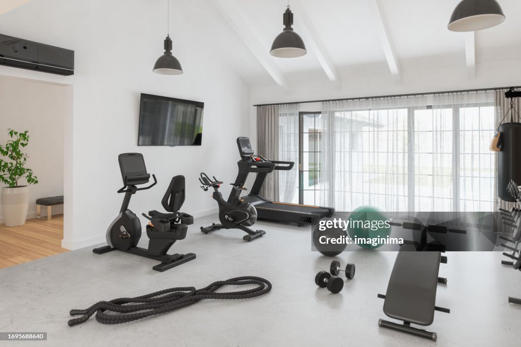 Gimnasio casero de lujo en una espaciosa casa unifamiliar