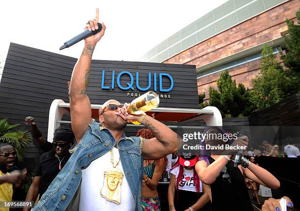 Recording artist Flo Rida and singer Stayc Reign perform at the Liquid Pool Lounge at the Aria Resort & Casino at CityCenter on May 27, 2013 in Las...