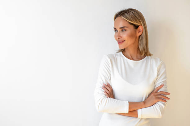 smiling happy woman with arms crossed - mulher bonita imagens e fotografias de stock