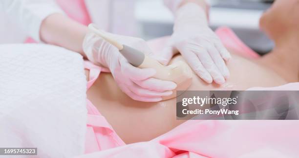 ultraschalluntersuchung der brust einer frau - ultraschall untersuchung stock-fotos und bilder
