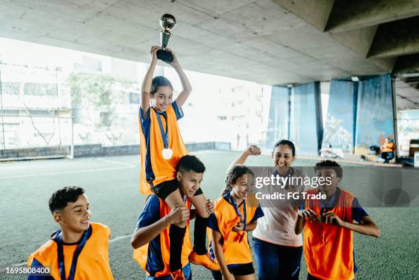 equipo de fútbol celebrando después de ganar el campeonato de fútbol - igualdad de género fotografías e imágenes de stock