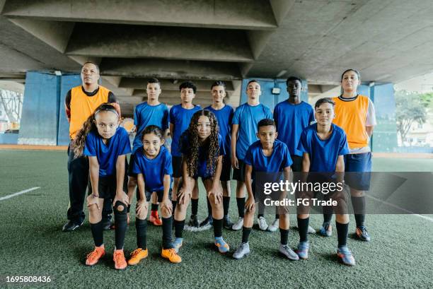 retrato de un equipo de fútbol en el campo de fútbol - equipo de fútbol fotografías e imágenes de stock