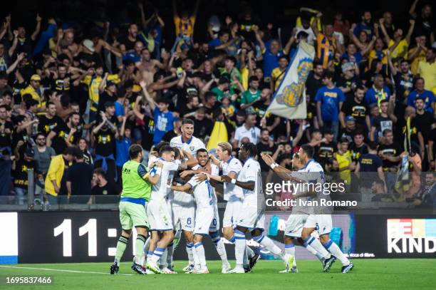 Simone Romagnoli of Frosinone Calcio celebrates with team mates after scoring a goal to make it 0-1 during the Serie A TIM match between US...