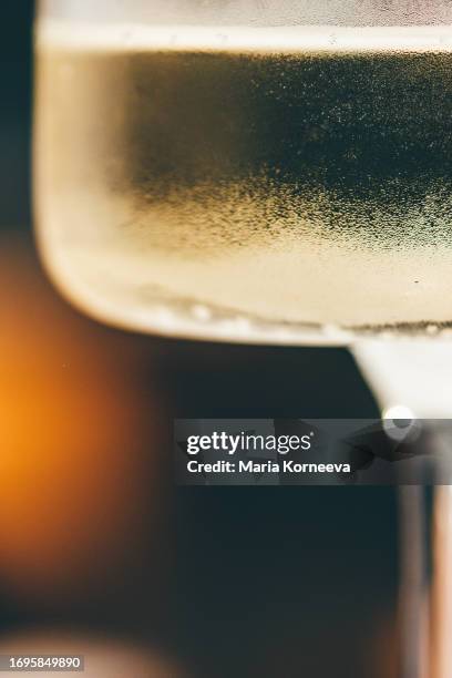 close-up of champagne in champagne flutes. - vin blanc photos et images de collection