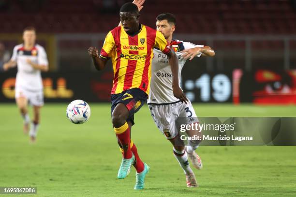 Mohamed Kaba of Lecce competes for the ball with Aaron Martin of Genoa during the Serie A TIM match between US Lecce and Genoa CFC at Stadio Via del...