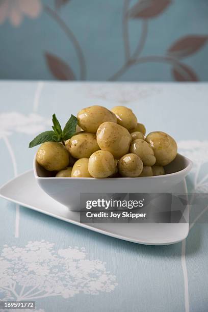 bowl of cooked jersey royal potatoes - gekookte aardappel stockfoto's en -beelden