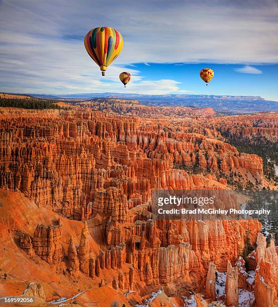 balloons over bryce canyon - bryce canyon photos et images de collection