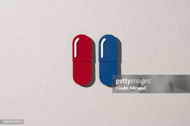 red and blue pills for choosing, paper craft - gegengift stock-fotos und bilder