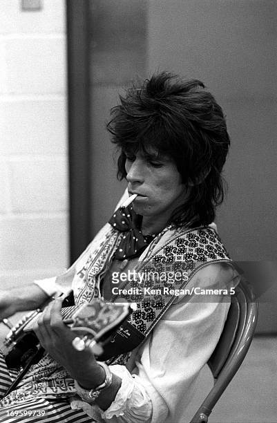 Keith Richards of the Rolling Stones is photographed backstage in June 1975 in San Antonio, Texas. CREDIT MUST READ: Ken Regan/Camera 5 via Contour...