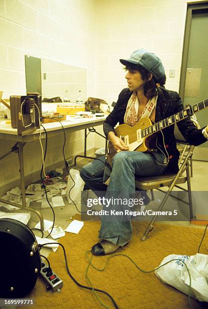 Keith Richards of the Rolling Stones is photographed backstage in 1975. CREDIT MUST READ: Ken Regan/Camera 5 via Contour by Getty Images.