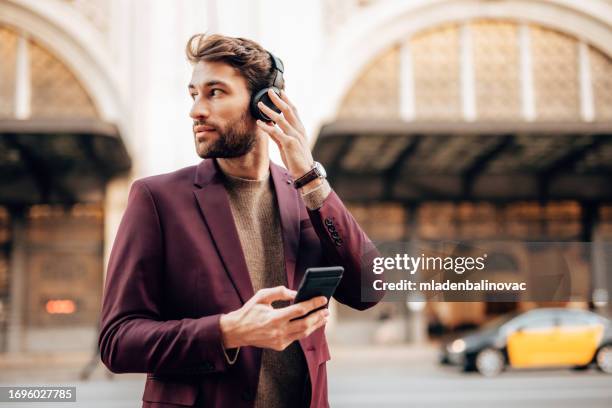 uomo d'affari sulla strada della città. - elegant handsome beard man foto e immagini stock