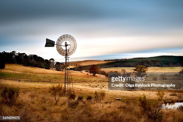 windmill and rolling hills, charming countryside - nsw landscape photos et images de collection