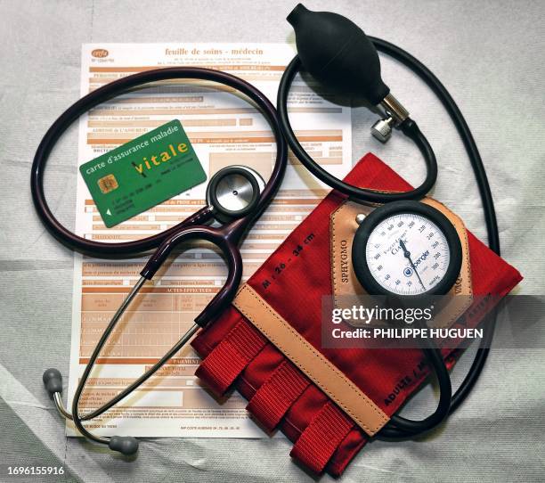 Photographie prise le 12 janvier 2012 à Godewarsvelde, d'une feuille de soins, d'une Carte d'assurance maladie Vitale, d'un stétoscope et d'un...