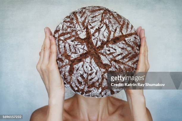 bread head - dutch oven rustic rye bread - roggebrood stockfoto's en -beelden