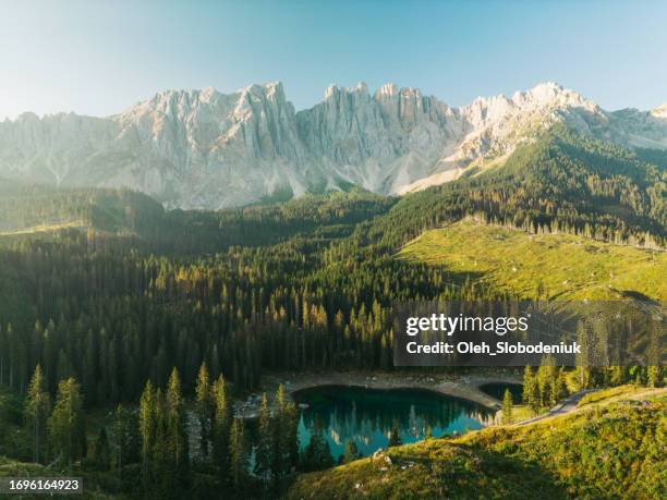 vista aérea del lago di braies en verano - austria fotografías e imágenes de stock