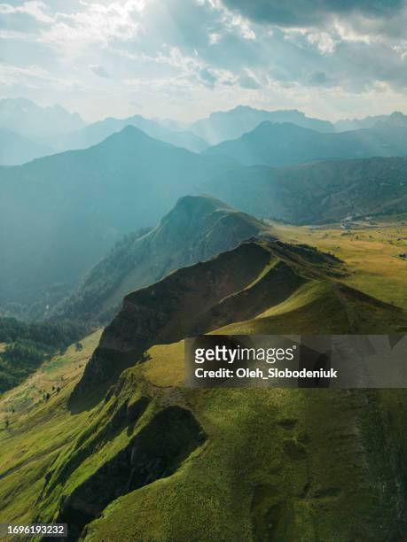vista aérea das montanhas dolomitas ao pôr do sol no verão - ridge - fotografias e filmes do acervo