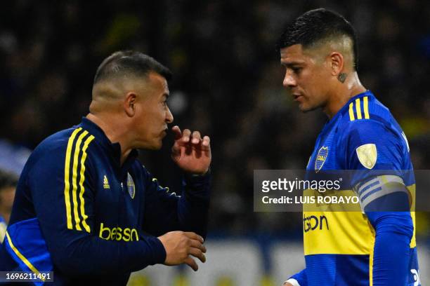 Boca Juniors' head coach Jorge Almiron gives instructions to his player defender Marcos Rojo during the Copa Libertadores semifinals first leg...