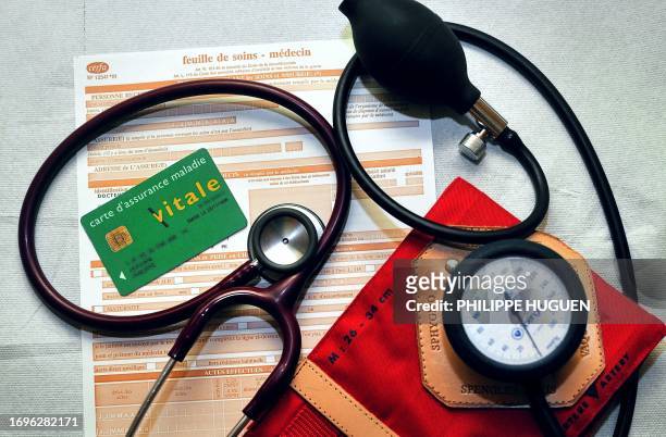 Photographie prise le 12 janvier 2012 à Godewarsvelde, d'une feuille de soins, d'une Carte d'assurance maladie Vitale, d'un stétoscope et d'un...
