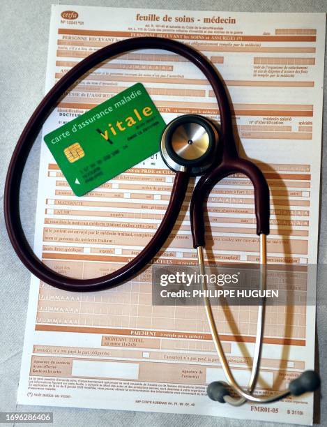 Photographie prise le 12 janvier 2012 à Godewarsvelde, d'une feuille de soins, d'une Carte d'assurance maladie Vitale et d'un stétoscope, dans un...