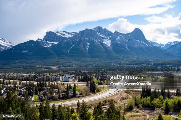 ville de canmore (alberta) - alberta photos et images de collection