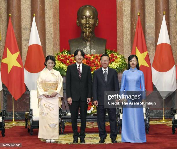 Crown Prince Fumihito, Crown Prince Akishino and Crown Princess Kiko of Akishino pose with Vietnamese Vo Van Thuong and his wife Phan Thi Thanh Tam...