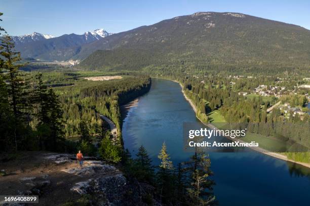 mann auf einer unglaublichen wanderung - fluss-columbia-river stock-fotos und bilder