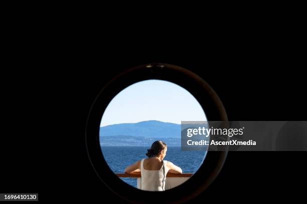 frau auf alaska-kreuzfahrt - bullauge stock-fotos und bilder