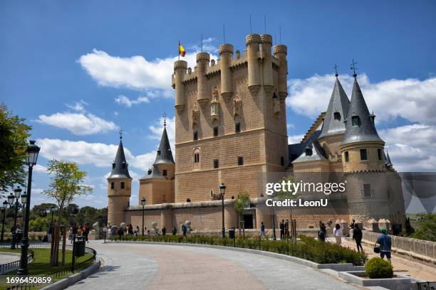 the alcazar castle, segovia, spain - castelo de alcázar imagens e fotografias de stock