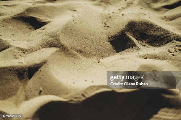 sand area on the beach. - silicaat stockfoto's en -beelden