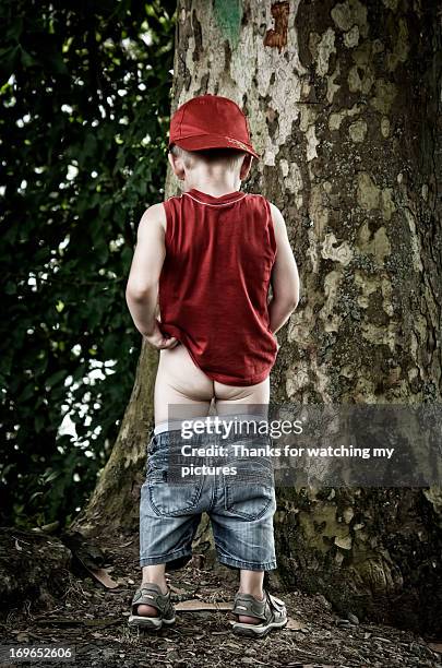 little boy peeing - child urinating stockfoto's en -beelden