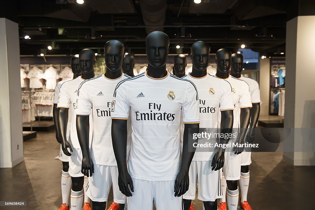Real Madrid Present New Sponsor And New Shirt