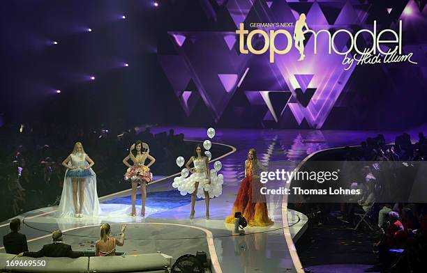 Singer Robin Thicke and the four finalist Sabrina Elsner , Luise Will , Lovelyn Enebechi and Maike van Grieken perform during the final of 'Germany's...