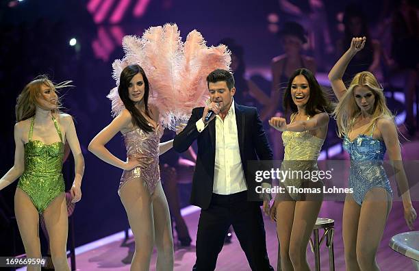 Singer Robin Thicke and the four finalist Sabrina Elsner , Luise Will , Lovelyn Enebechi and Maike van Grieken perform during the final of 'Germany's...