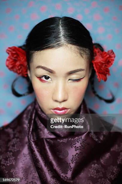 asian beauty - femme make up mauve photos et images de collection