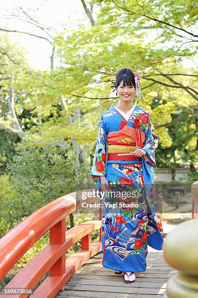 japanese woman in a traditional kimono - kimono imagens e fotografias de stock