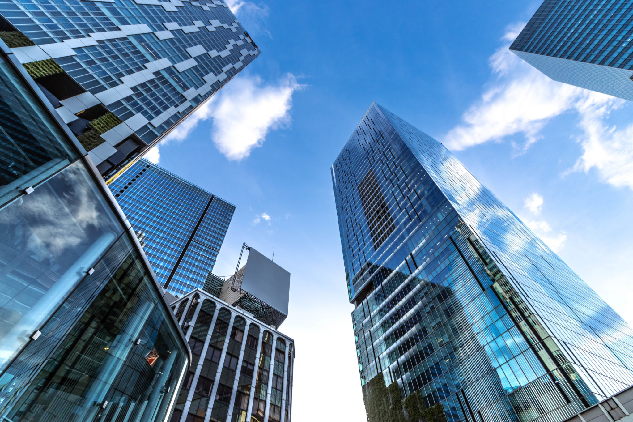 Edifício moderno na cidade com o céu azul Edifício moderno na cidade com o céu azul