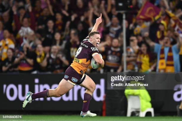 Billy Walters of the Broncos scores a try during the NRL Preliminary Final match between Brisbane Broncos and New Zealand Warriors at Suncorp Stadium...