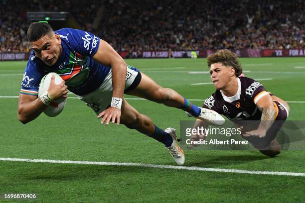 Marcelo Montoya of the Warriors scores a try during the NRL Preliminary Final match between Brisbane Broncos and New Zealand Warriors at Suncorp...