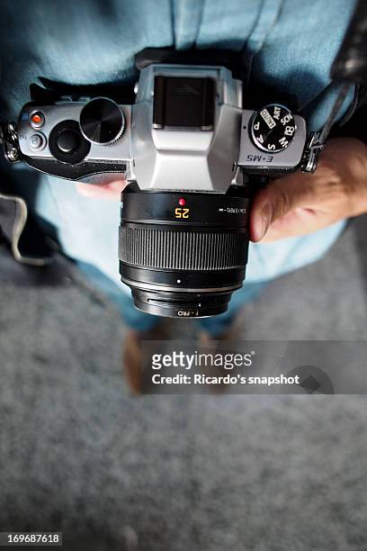 man with a camera - spiegelreflexcamera stockfoto's en -beelden