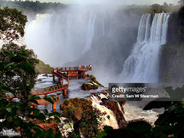 the mighty waters of  foz do iguacu - iguacu falls stockfoto's en -beelden