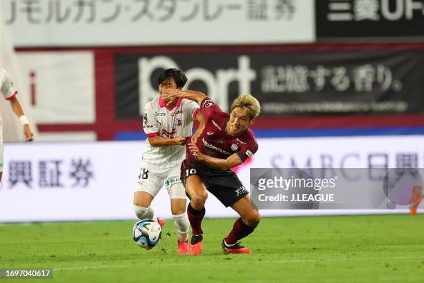 Yuya OSAKO of Vissel Kobe and Masaya SHIBAYAMA of Cerezo Osaka battle for the ball during the J.LEAGUE Meiji Yasuda J1 28th Sec. Match between Vissel...